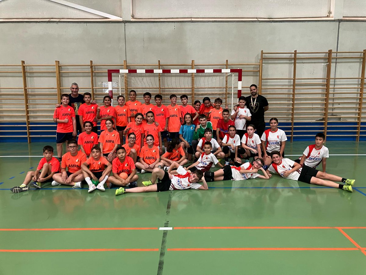 CeipSFernando's tweet photo. Jornada de convivencia del Colegio San Fernando y el Club de Balonmano Puerto Lumbreras. Una tarde de deporte, amistad y valores. https://t.co/mnmjZkz6nM