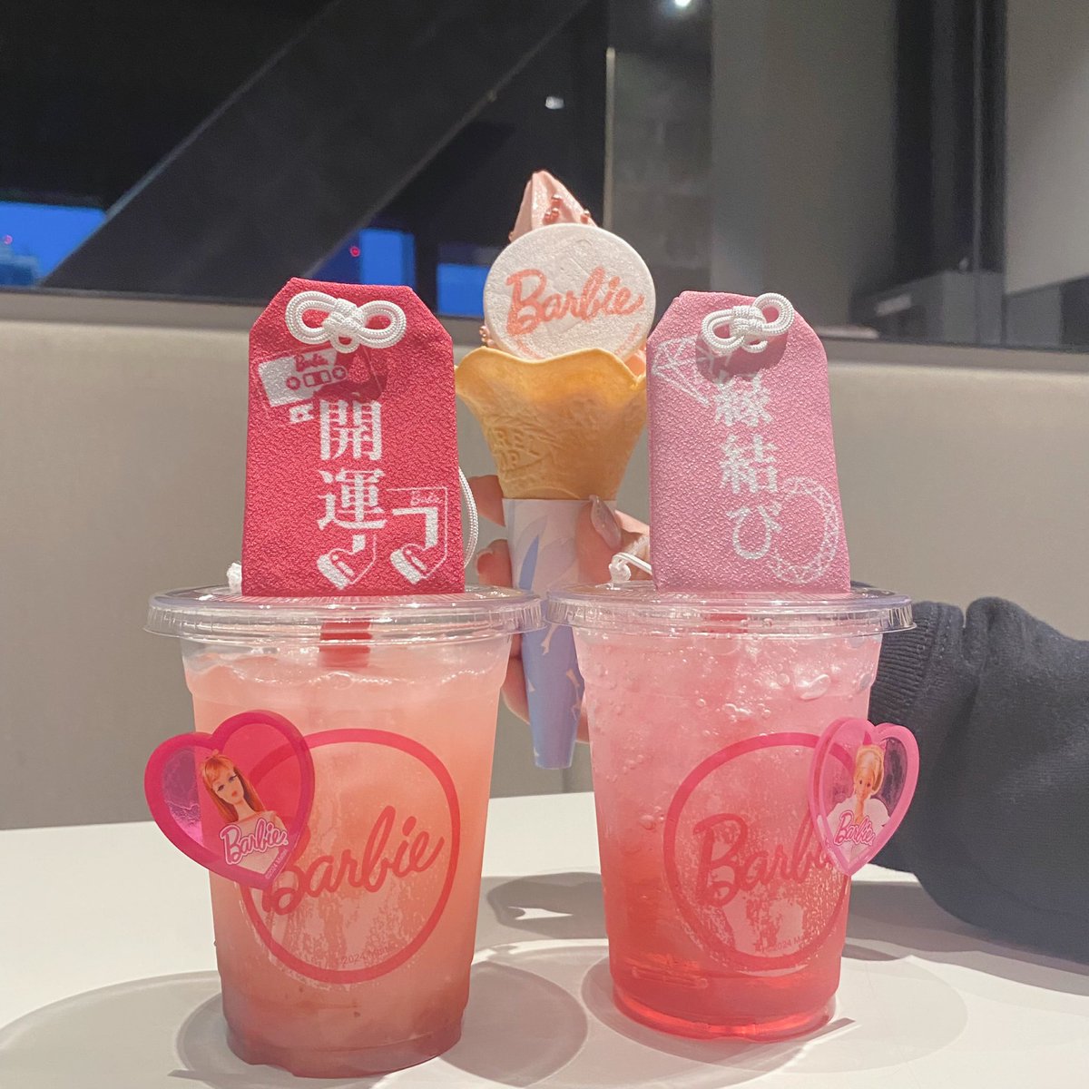 colab_tokyo's tweet photo. 【コラボカフェ🍦】
開催期間中、コラボメニューを販売します！💖🌈

コラボメニュー1品につき、コースター(全3種ランダム)を1枚プレゼント🎁
きれいな景色と一緒にコラボメニューも楽しんでくださいね！🗼💗
※入場には有料チケットが必要です。
※コラボチケットに付いてくるメインデッキチケットでの入場も可能です◎

📍東京タワーメインデッキ1階カフェラ・トゥールにて販売
🔗https://t.co/WuvdHE4aHU

#バービー #東京タワー #Barbie  #tokyotower #65周年