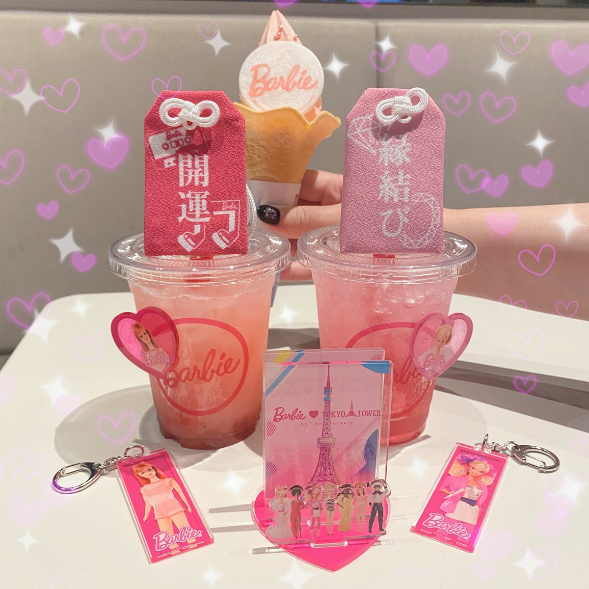 colab_tokyo's tweet photo. 【コラボカフェ🍦】
開催期間中、コラボメニューを販売します！💖🌈

コラボメニュー1品につき、コースター(全3種ランダム)を1枚プレゼント🎁
きれいな景色と一緒にコラボメニューも楽しんでくださいね！🗼💗
※入場には有料チケットが必要です。
※コラボチケットに付いてくるメインデッキチケットでの入場も可能です◎

📍東京タワーメインデッキ1階カフェラ・トゥールにて販売
🔗https://t.co/WuvdHE4aHU

#バービー #東京タワー #Barbie  #tokyotower #65周年