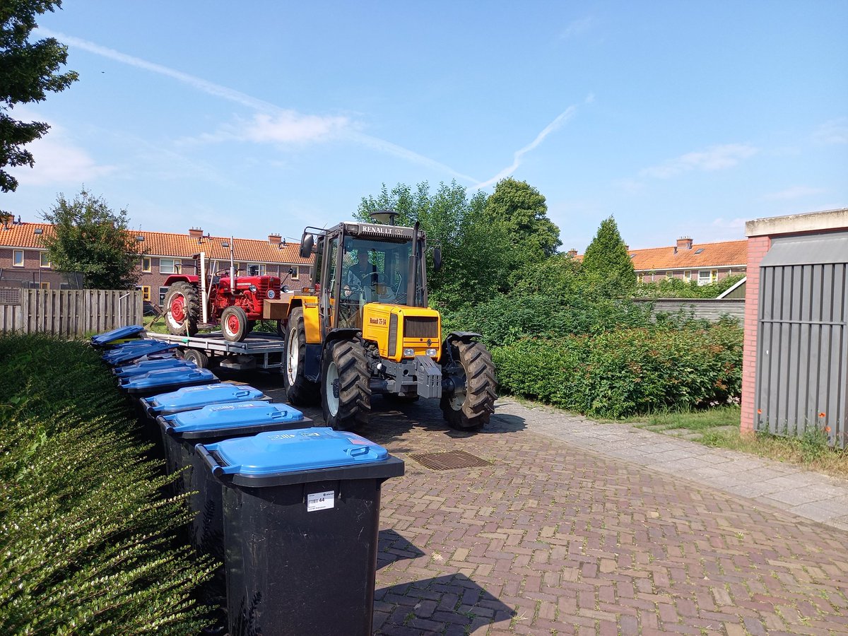 wadloveranja's tweet photo. Arend Dijkstra uitgezwaaid. Hij rijdt vandaag naar #Scheemda waar morgen de verenigingskampioenschappen maaien van de #OTMV worden gehouden.
Ik ga later vandaag die kant op. https://t.co/5WHU3p6UKl