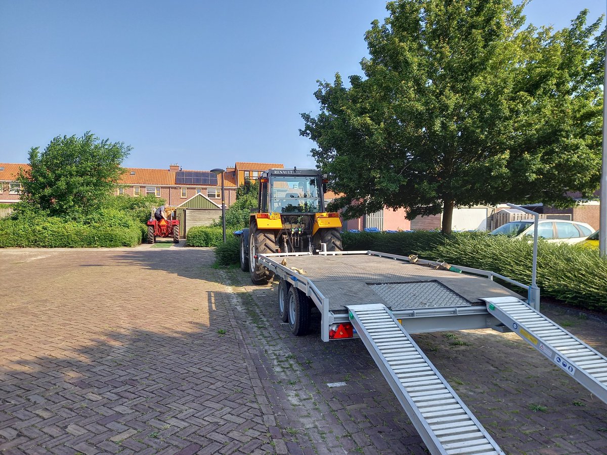 wadloveranja's tweet photo. Arend Dijkstra uitgezwaaid. Hij rijdt vandaag naar #Scheemda waar morgen de verenigingskampioenschappen maaien van de #OTMV worden gehouden.
Ik ga later vandaag die kant op. https://t.co/5WHU3p6UKl