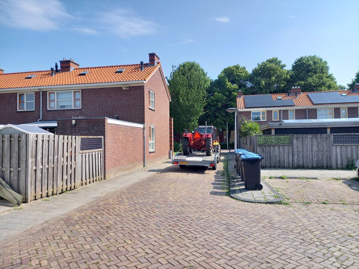 wadloveranja's tweet photo. Arend Dijkstra uitgezwaaid. Hij rijdt vandaag naar #Scheemda waar morgen de verenigingskampioenschappen maaien van de #OTMV worden gehouden.
Ik ga later vandaag die kant op. https://t.co/5WHU3p6UKl