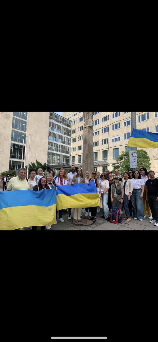 Wenn #Presserecht politisch wird: 

Ein Dirigent und Bekannter von #Netrebko hatte gg die ukrainische Aktivistin Kateryna Plaksiy vor dem AG Stuttgart eine fragwürdige einstw. Verfügung erwirkt. 

Vor dem LG Stuttgart wurde die Verfügung gestern aufgehoben. 🇺🇦 

Mehr👇 (1/2)