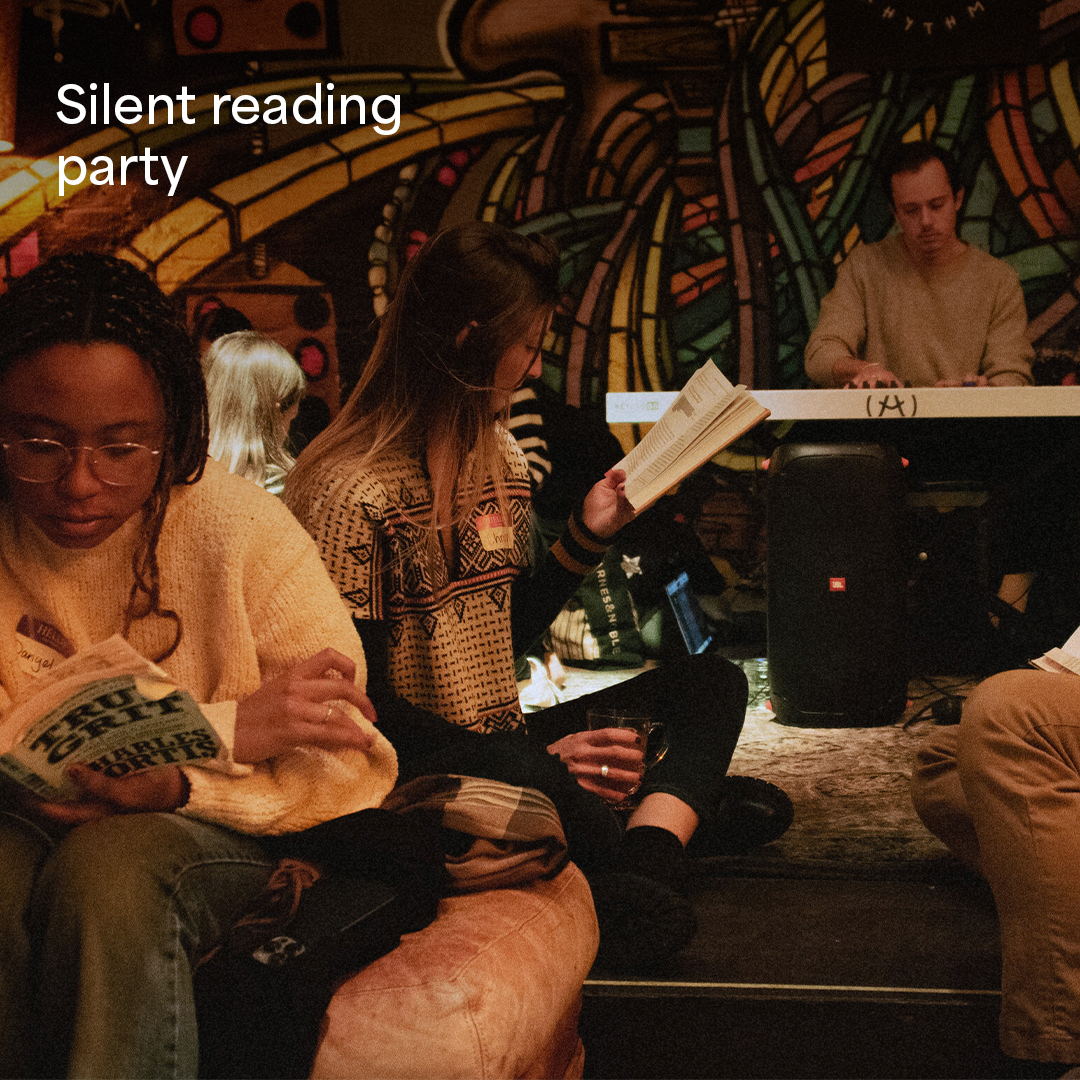Partita da New York la moda del #silentreadingparty sta conquistando lettori in tutto il mondo. Un'esperienza unica nata con l'intento di promuovere la lettura in scenari suggestivi, dove i partecipanti leggono e condividono informazioni sui libri.