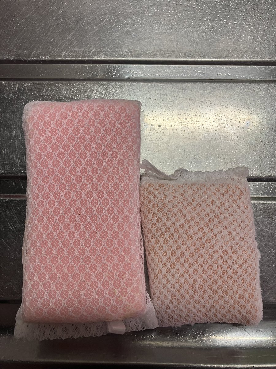 ずーっと同じメーカーの食器用スポンジ使ってるんだけどここ最近1週間くらいでこうなる…。今までこんなことなかったのにどういう仕組みなの？誰か教えて🤣
分かりずらいけど半分くらいの大きさまで縮んでる😇