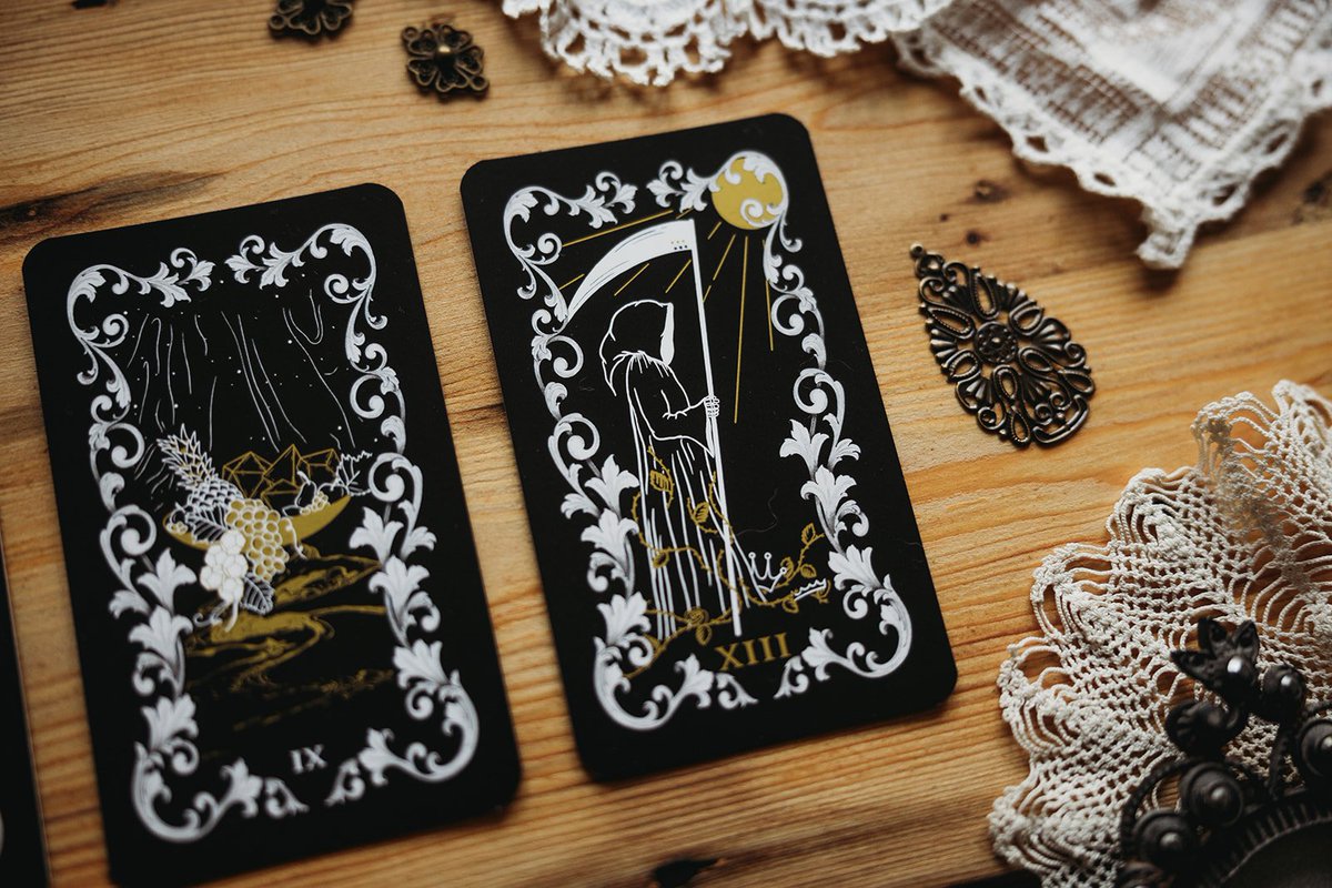 Alderdoodle's tweet image. Oh hey, there&apos;re 7k of you following me! 😱 Shall we do a giveaway? Let&apos;s do a giveaway.🎁
For a chance to win a tarot deck or a Deck of many things (winner&apos;s choice):
✨Like post
✨RT post

The winner will be drawn on Monday 10th June 12pm BST