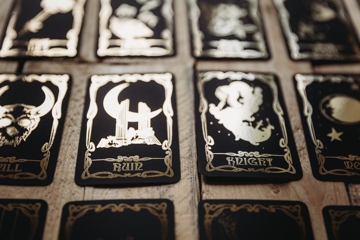 Alderdoodle's tweet image. Oh hey, there&apos;re 7k of you following me! 😱 Shall we do a giveaway? Let&apos;s do a giveaway.🎁
For a chance to win a tarot deck or a Deck of many things (winner&apos;s choice):
✨Like post
✨RT post

The winner will be drawn on Monday 10th June 12pm BST