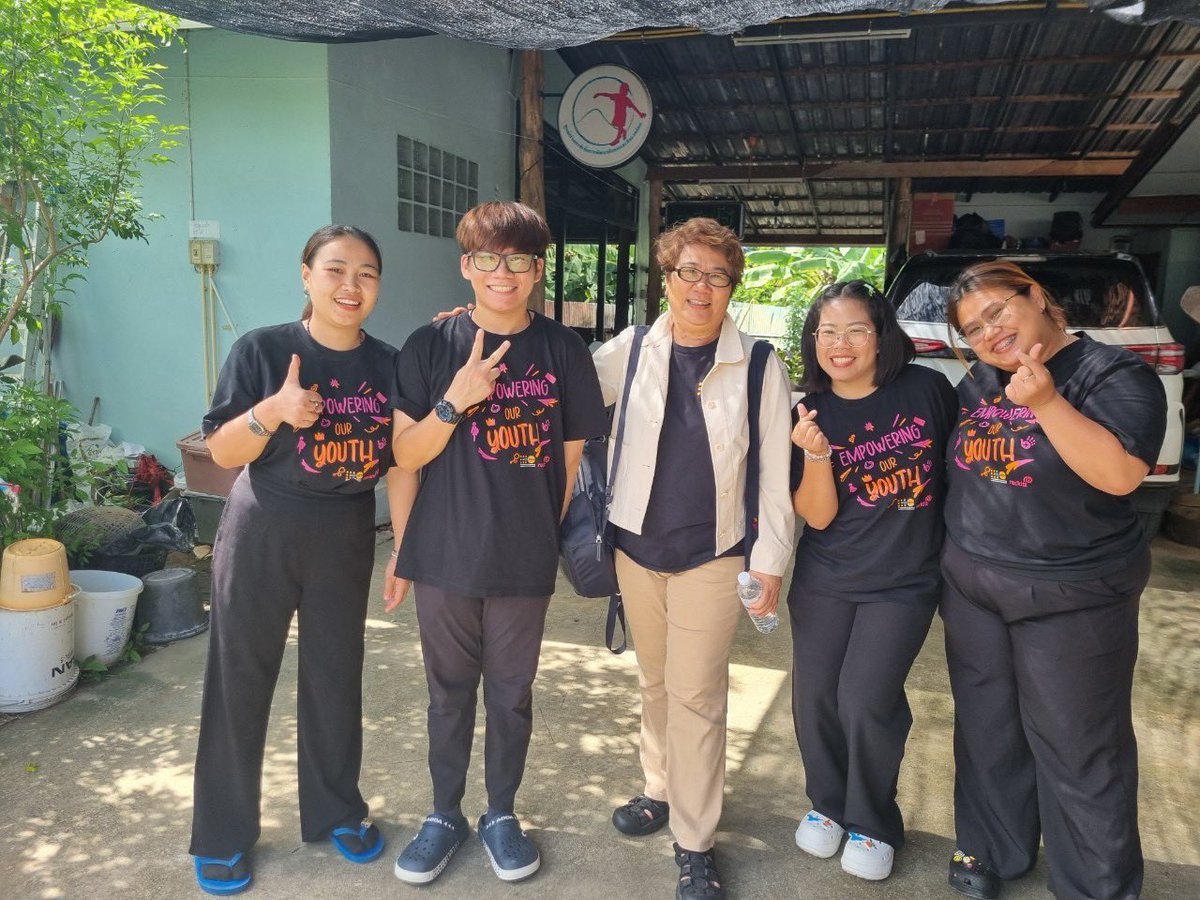 duangkamol_ing's tweet photo. So proud of these young people! From vulnerable youths, now they become professional development workers to accelerate the access of younger generation to SRHR🧡#PhalungJo #RightandChoice #EmpoweringourYouth #UNFPA_Thailand https://t.co/GglfZZWQGL