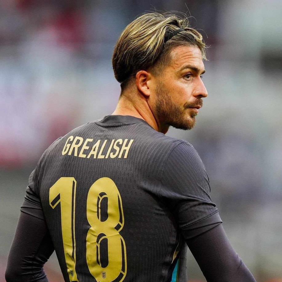 PurelyFootball's tweet photo. 🏴󠁧󠁢󠁥󠁮󠁧󠁿 Grealish leaves Villa to ‘progress’ and become an England regular. Gets benched by Guardiola. Dropped by Southgate for the Euros.

Villa get Champions League. Konsa and Watkins make the Euros squad.

It’s a funny old game. https://t.co/WuC4ubs6wo