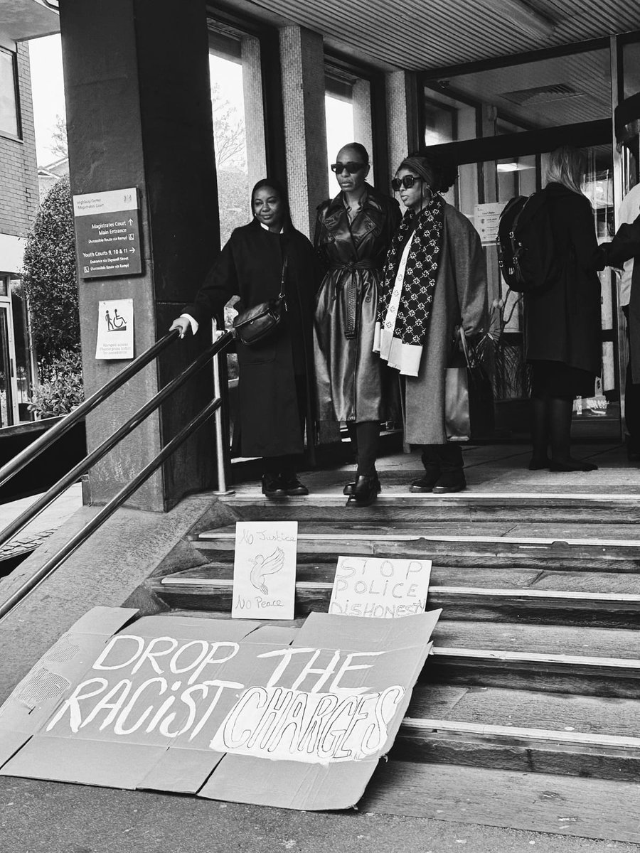 SBSisters's tweet photo. 📢 By charging the #KingsCross3, the CPS is criminalising the right of Black women to resist and call out racist abuse.

Stand with us in solidarity as we call on the CPS to drop the racist charges. Defend, don’t prosecute!

Sign our petition in support 👇
https://t.co/HNEAfyx6y0 https://t.co/l7qtvBGJrH
