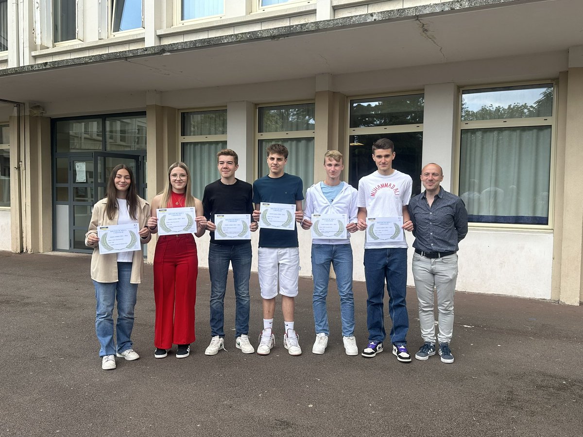 Mise à l’honneur par le lycée ce matin des jeunes de la @ssfalens qui ont brillé cette année par leur obtention d’une pastille nationale ou internationale de jeune officiel <a href="/unss/">UNSS_National</a> lors de différents championnats de France organisés partout en France 🇫🇷 

#sportetudes
<a href="/LensLycee/">Lycée Condorcet Lens</a>
