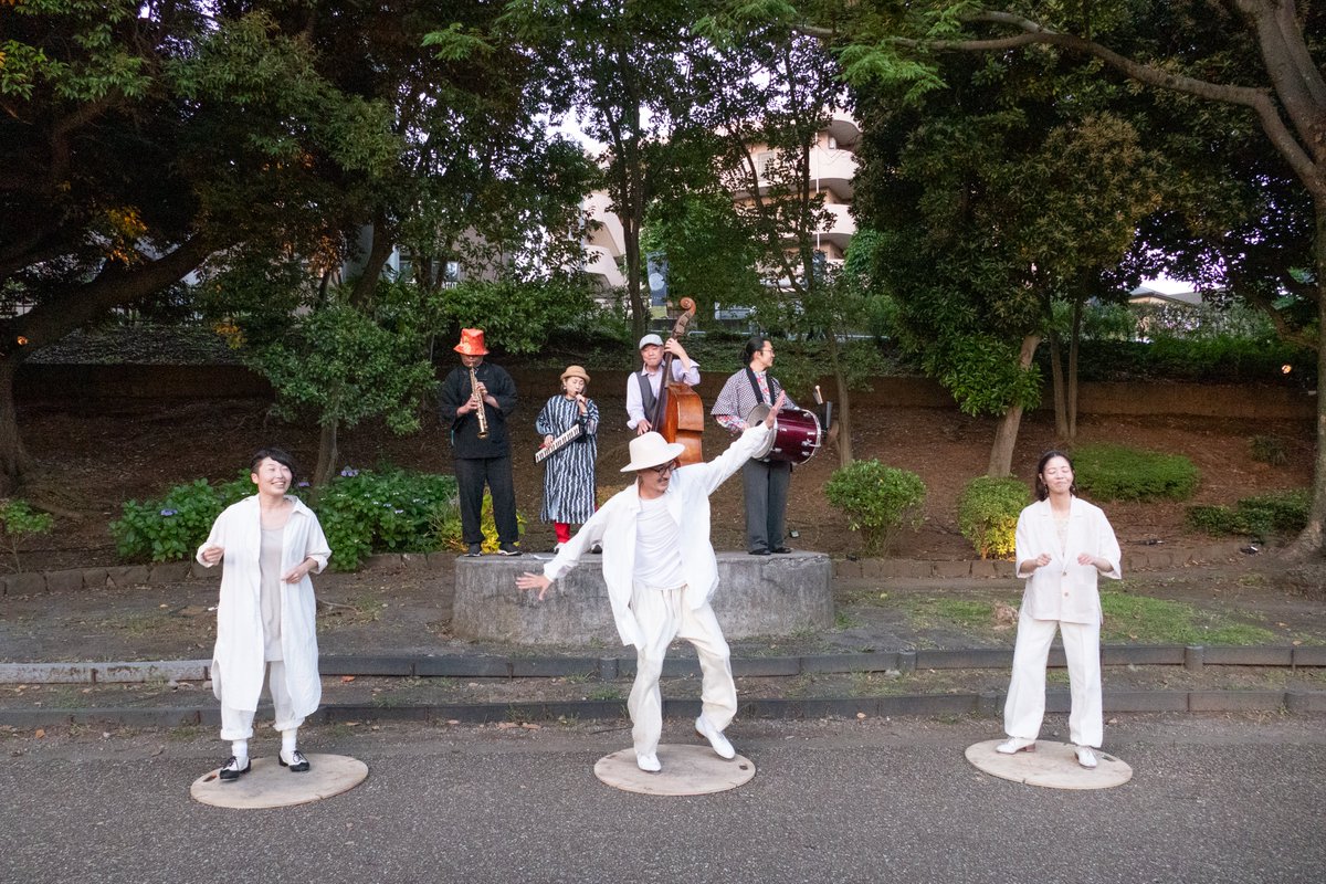 YohaS_fun's tweet photo. 【YohaSなTokitabi -時代旅行-】

音楽とダンス劇のコラボパフォーマンス✨

エリアのどこかに登場します！

詳しくはタブロイド、デジタルパンフレットのタイムテーブルをご覧ください！

デジタルパンフレットはこちらから！↓
https://t.co/SQBYUA1mdF

┅ ┅ ┅ ┅ ┅ ┅ ┅ ┅ ┅ ┅ ┅ ┅ ┅ ┅ ┅ ┅ ┅ ┅ ┅ ┅

◆開催概要

・イベント名：YohaS 2024
・開催日時：2024年6/7（金）、8（土）、18:00〜21:00
（キッチンカーエリアは16:00-先行OPEN！）
・会場 ：千葉公園（千葉県千葉市中央区弁天3-1-1）
・入場 ：無料
・共催：一般社団法人 千葉公園YohaS振興会、千葉市
　キッチンカー協力：prove https://t.co/CHDYoTTqtf

◆協賛企業
松栄建設、スタジオ・チッタ、ポラスグループ、渡辺パイプ　他

◆ご来場いただく皆様へのお願い
・会場に専用駐車場の用意はございません。近隣駐車場も混雑が予想されるため、公共交通機関をご利用の上ご来場ください。
・会場内にゴミ箱の用意はございません。ゴミは購入したところのゴミ箱で回収しております。それ以外のゴミはお持ち帰りにご協力お願いいたします。