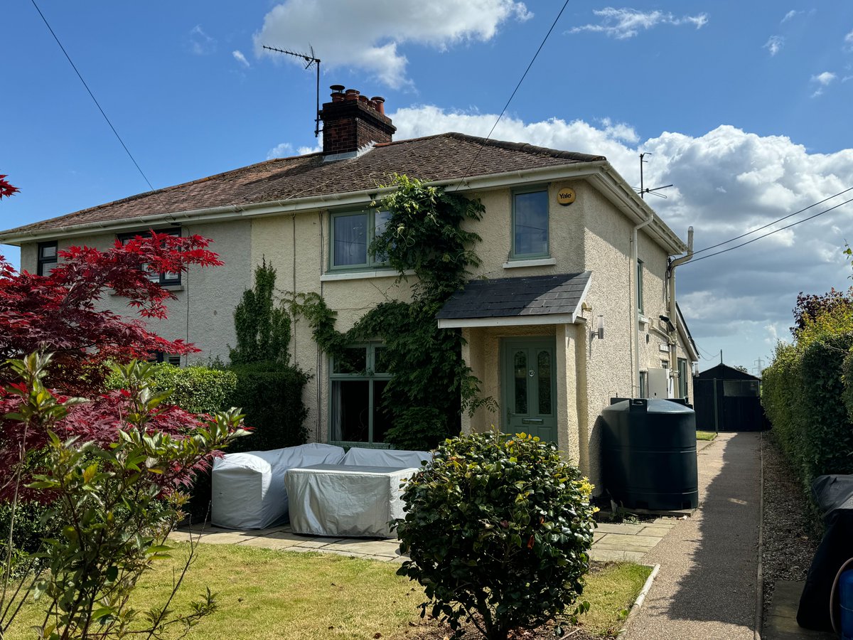 GobbittKirby's tweet image. *  NEW TO LET *

PETTISTREE - Stunning throughout, an extended very well presented country cottage style house, with rural views.
onthemarket.com/details/150104…
gandkestates.co.uk/property/resid…

G&amp;amp;K Estates on 01394 380330
#rural #countrylife #ruralviews #countryhouse #villagelife