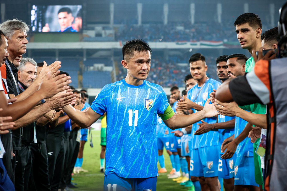 nikhilpatil_SP's tweet photo. Standing in the hall of fame and the world's gonna know your name  cause you burn with the brightest flame ✨💙
.
.
Thank you @chetrisunil11 ✨💯
.
.
#SunilChhetri #IndianFootball #Captain #Leader #Legend https://t.co/FeFv8Fv4yP