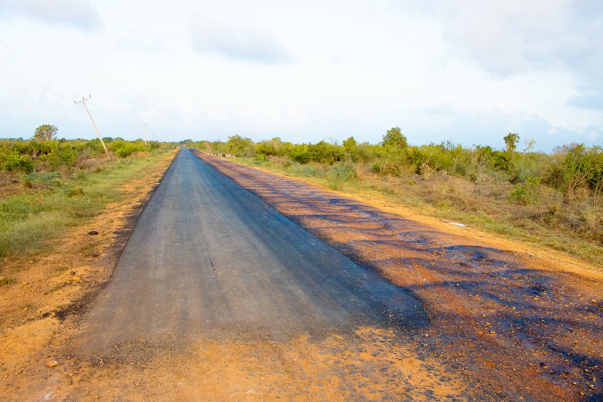 GideonMungaroM's tweet photo. KIBAO CHA FUNDISA - ADU ROAD

Tulipokuwa nyanjani kuwaskiza, baadhi ya sauti zenu zilisema, tuendelee kuweka lami barabara ya Kibao Cha fundisa kwenda hadi Adu Kamale huko Magarini. Huu ndio urembo unaoendelea kwa sasa katika barabara hiyo.

Barabara hii itasaidia wakulima wetu wanaosafirisha mazao yao kutoka shambani na kuboresha usafiri wa wakazi wa Magarini kwa jumla. Ni Mung'aro wa Kilifi ambao unaingia hadi vijijini, na kazi bado kwani mkoko ndio unaalika maua maana Mung'aro huu lazima upapaswe kila pembe ya Kilifi.

#mungarowamaendeleo

@KilifiCountyGov