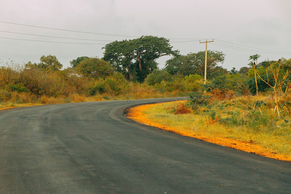 GideonMungaroM's tweet photo. KIBAO CHA FUNDISA - ADU ROAD

Tulipokuwa nyanjani kuwaskiza, baadhi ya sauti zenu zilisema, tuendelee kuweka lami barabara ya Kibao Cha fundisa kwenda hadi Adu Kamale huko Magarini. Huu ndio urembo unaoendelea kwa sasa katika barabara hiyo.

Barabara hii itasaidia wakulima wetu wanaosafirisha mazao yao kutoka shambani na kuboresha usafiri wa wakazi wa Magarini kwa jumla. Ni Mung'aro wa Kilifi ambao unaingia hadi vijijini, na kazi bado kwani mkoko ndio unaalika maua maana Mung'aro huu lazima upapaswe kila pembe ya Kilifi.

#mungarowamaendeleo

@KilifiCountyGov
