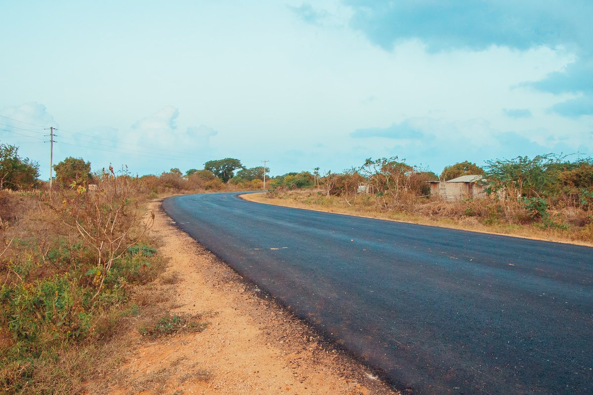 GideonMungaroM's tweet photo. KIBAO CHA FUNDISA - ADU ROAD

Tulipokuwa nyanjani kuwaskiza, baadhi ya sauti zenu zilisema, tuendelee kuweka lami barabara ya Kibao Cha fundisa kwenda hadi Adu Kamale huko Magarini. Huu ndio urembo unaoendelea kwa sasa katika barabara hiyo.

Barabara hii itasaidia wakulima wetu wanaosafirisha mazao yao kutoka shambani na kuboresha usafiri wa wakazi wa Magarini kwa jumla. Ni Mung'aro wa Kilifi ambao unaingia hadi vijijini, na kazi bado kwani mkoko ndio unaalika maua maana Mung'aro huu lazima upapaswe kila pembe ya Kilifi.

#mungarowamaendeleo

@KilifiCountyGov