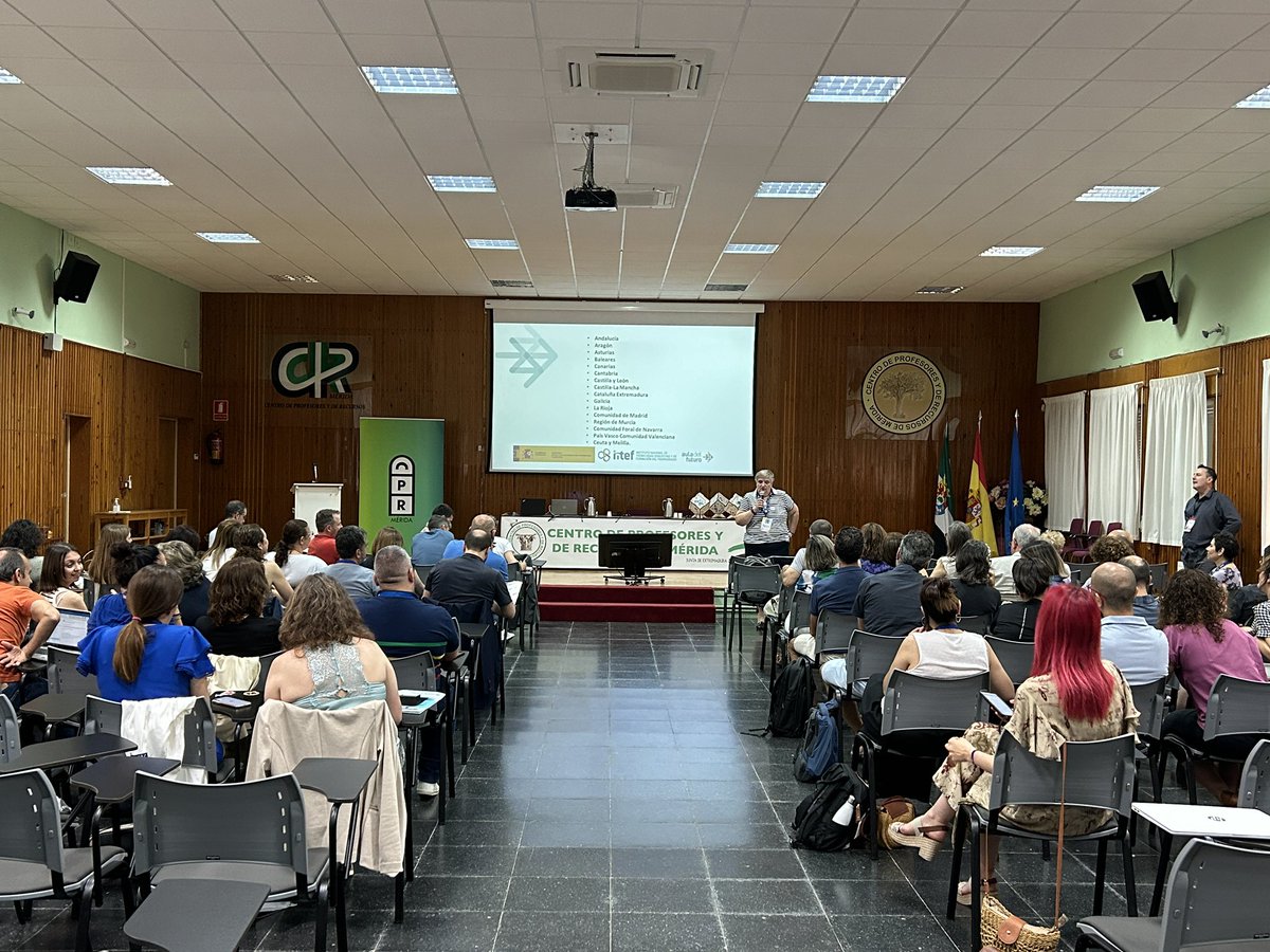 JulioJVegas's tweet photo. Teresa del Río @laclasedeteresa presenta en Mérida el desarrollo del Aula del Futuro en Castilla-La Mancha. La red AdF de nuestra comunidad no para de crecer y es un orgullo formar parte de este grandísimo equipo 🙌🏼
#VIEncuentroEmbajadoresAdF #AdFCLM @educajccm @CRFPCLM https://t.co/FHOvs47FAa