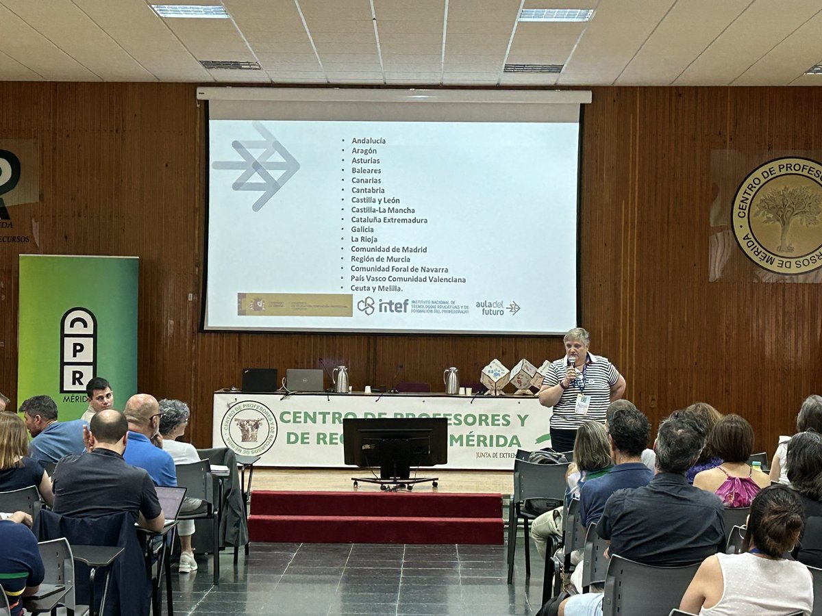 JulioJVegas's tweet photo. Teresa del Río @laclasedeteresa presenta en Mérida el desarrollo del Aula del Futuro en Castilla-La Mancha. La red AdF de nuestra comunidad no para de crecer y es un orgullo formar parte de este grandísimo equipo 🙌🏼
#VIEncuentroEmbajadoresAdF #AdFCLM @educajccm @CRFPCLM https://t.co/FHOvs47FAa