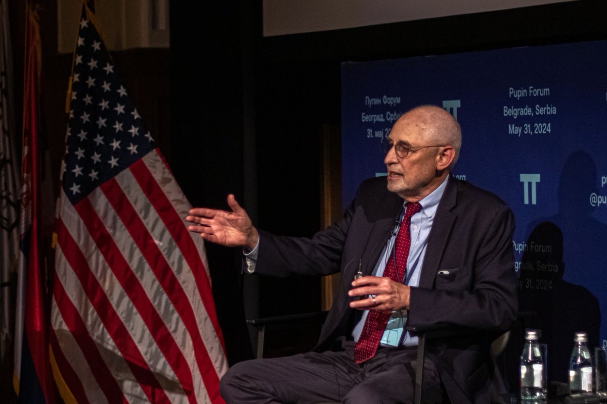 На првом панелу у склопу Пупин форума имали смо прилику да стекнемо увид у геополитички контекст Србије и Западног Балкана, као и изазове са којима се Србија сусреће у геополитичкој арени.

Бригадни генерал Крис А. Мекини, заменик директора европске коменде америчке војске