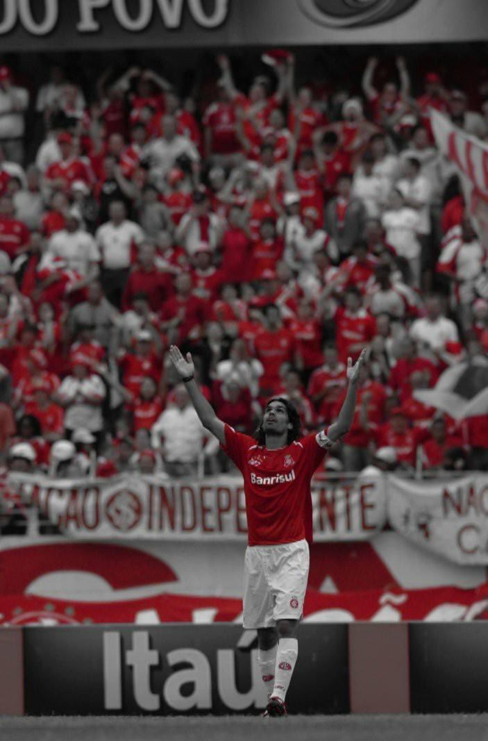 NandoJRocha's tweet photo. Há exatos dez anos Fernandão partia. Veio, fez história, nos devolveu à história, nos deu alegria, riso, choro, e partiu. Foi um anjo vermelho de braçadeira e cabelos esvoaçantes. De trajetória tão curta quanto brilhante. Amou o Inter verdadeiramente e, por consequência, nos amou https://t.co/hVK7hIl5eP
