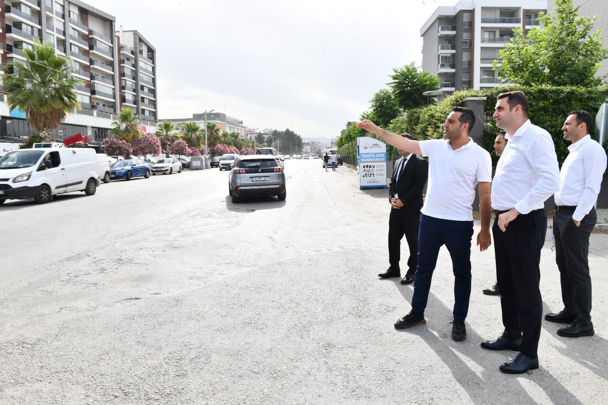 OnurEmrahYILDIZ's tweet photo. İzmir Büyükşehir Belediyesi Genel Sekreter Yardımcımız Çağatay Güç ile birlikte Kasaplar Meydanımızda ve Ataşehir Mahallesi’nde projelendireceğimiz Yaşam Koridoru alanında incelemelerde bulunduk. 

Büyükşehir Belediyemizin katkılarıyla Çiğlimize her yaştan vatandaşımızın huzurla ve güvenle sosyalleşebileceği kaliteli yaşam alanları kazandıracağız.