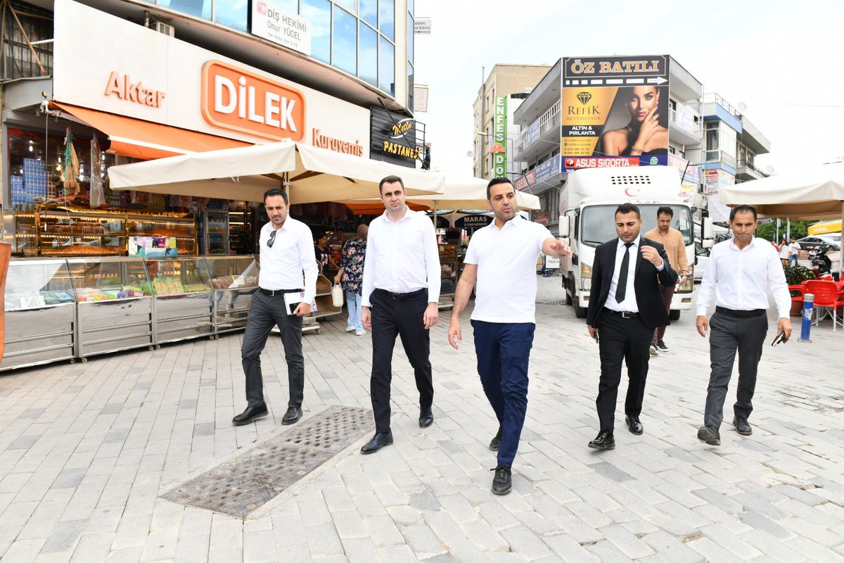 OnurEmrahYILDIZ's tweet photo. İzmir Büyükşehir Belediyesi Genel Sekreter Yardımcımız Çağatay Güç ile birlikte Kasaplar Meydanımızda ve Ataşehir Mahallesi’nde projelendireceğimiz Yaşam Koridoru alanında incelemelerde bulunduk. 

Büyükşehir Belediyemizin katkılarıyla Çiğlimize her yaştan vatandaşımızın huzurla ve güvenle sosyalleşebileceği kaliteli yaşam alanları kazandıracağız.