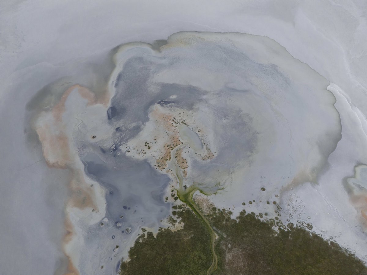 Drone göllerdeki küresel ısınmayı idrak etmemiz için önemli kareler sağlıyor .Burası Yarışlı Gölü.En dış halkadaki beyaz kısım göl tabanında su kalmadığını gösteriyor .