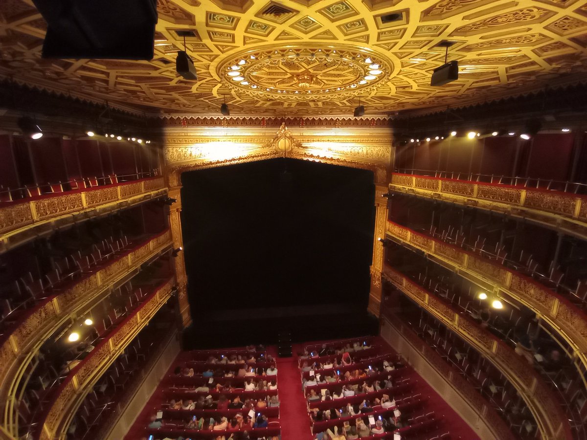 danielgalvalizi's tweet photo. Hemos ido a ver #LosGuapos en el impactante Teatro María Guerrero del @centrodramatico #Madrid
Una obra del gran David Trueba sobre una expareja, culturalmente víctima de los '80 q se reencuentra entre el conflicto y la melancolía
🎭Teatro público y accesible q debemos defender https://t.co/C3H9TUmGT0