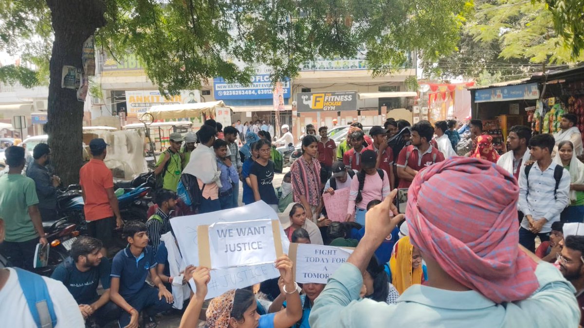 Indian__doctor's tweet image. पेपर लीक पर कानपुर मे बवाल!!
Several #NEET students of Kanpur  are gathering on Road in KAKADEV &amp;amp; doing protest against @NTA_Exams result manipulations by grace marks &amp;amp; Neet paper leak 
@BJP4India @INCIndia
#NEET_परीक्षा_परिणाम #Neetpaperरद्दकरो #NEETfraud