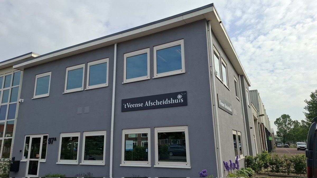 Margreta en Willem gingen op bezoek bij de uitvaartonderneming van Mark Terlage. Hij heeft een werkelijk mooi pand op de hoek Nijverheidslaan/Groeneveldselaan. 

We wensen Mark en zijn team veel zegen toe in het mooie werk dat ze mogen doen.