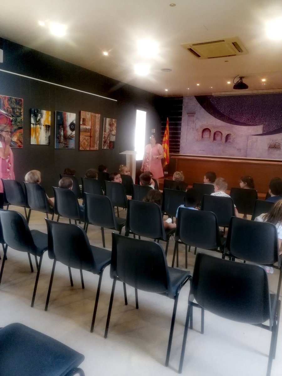 Amb els infants de P2, cloiem l'itinerari què la Llar d'Infants ha fet, a través de colors, formes i cançons, amb l'inestimable guiatge de les seves monitores, a l'obra abstracta de Vicent Torres què esgota els darrers dies a les temporals del MAU.