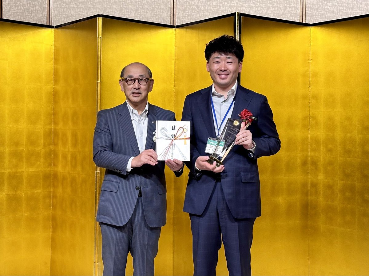 SaN_inform's tweet photo. 【ヨネックススポーツ振興財団】
「2023年米山稔賞」表彰式

竹光唯至先生(柳井商工高等学校)が
2021年よりバドミントン🏸インターハイ 女子団体、全国高等学校選抜 女子団体ともに優勝(3連覇)、更に2023年は国民体育大会で山口県少年女子監督としての優勝を含め年間の団体戦で全て優勝の偉業を達成 https://t.co/eW8B7ZE6ve
