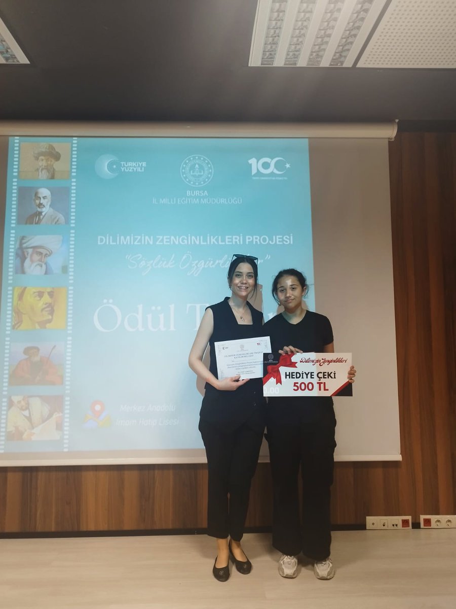 Bursa Milli Eğitim Müdürlüğü tarafından düzenlenen Dilimizin Zenginlikleri kapsamında düzenlenen mısra okuma ve video çekimi yarışmasında 
8.sınıf öğrencimiz Defne Biyan İl 3.sü olmuştur.💫 Öğrencimizi ve emeği geçen tüm öğretmen arkadaşlarıma teşekkür ederim. 🧿💫❤️