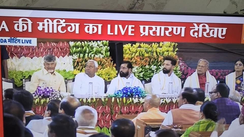chrohitjakhar's tweet photo. यें #गठबंधन है या ? 
मोदी जी और भाजपा राष्ट्रीय लोक दल को बेइज्जत कर रहे है या
 श्री #जयंत_चौधरी_जी को या फिर जाट समाज /किसान को कोई संदेश ?
#जयंत_जी @RLDparty नीचे बिठाए गए। 
जबकि एक सीट वाली अनुप्रिया पटेल 
एक सीट वाले अजीत पवार जीतन राम मांझी सबको जगह मिली मंच पर। 
सिर्फ़ भारत रत्न चौधरी चरण सिंह जी के पोते हमारे छोटे चौधरी के बेटे #जयंत_चौ_जी ही नीचे बैठाये गये!