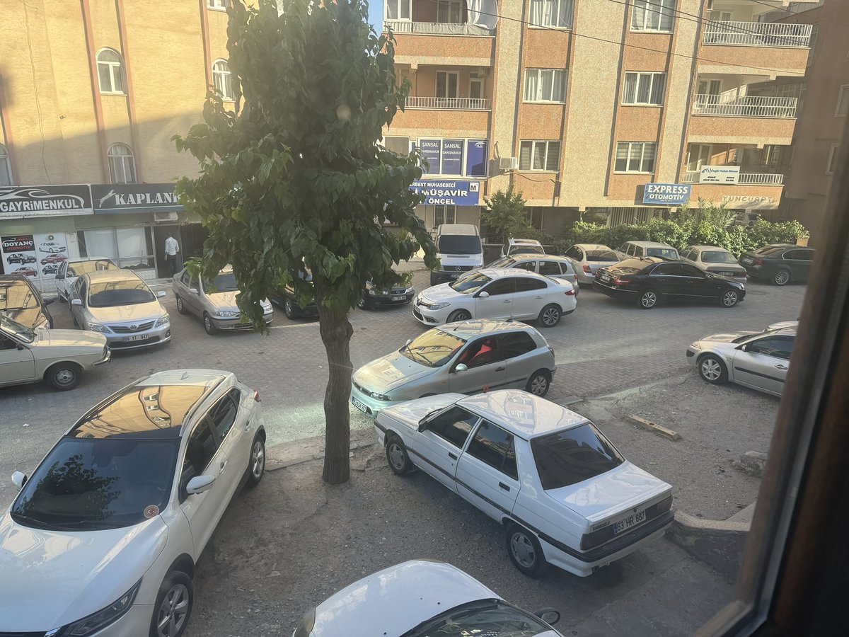 av_ugurtasci's tweet photo. Adliyenin yanında olan alım satım alanı kaldırıldı.fakat şimdi bina altları işgal edilmiş. insanların sosyal yaşam alanı yok edilmiş durumda. Belediye tarafından en ufak bir denetim de  yapılmıyor. @haliliye_bld @mehmetyetim63 @AvAhmetTuysuz @mcanpolatnet https://t.co/B0t2yVGHE8