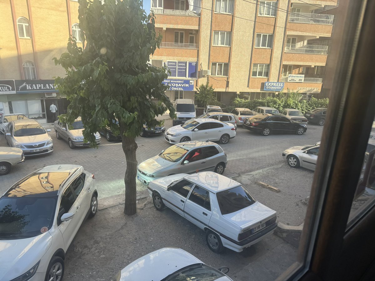 av_ugurtasci's tweet photo. Adliyenin yanında olan alım satım alanı kaldırıldı.fakat şimdi bina altları işgal edilmiş. insanların sosyal yaşam alanı yok edilmiş durumda. Belediye tarafından en ufak bir denetim de  yapılmıyor. @haliliye_bld @mehmetyetim63 @AvAhmetTuysuz @mcanpolatnet https://t.co/B0t2yVGHE8