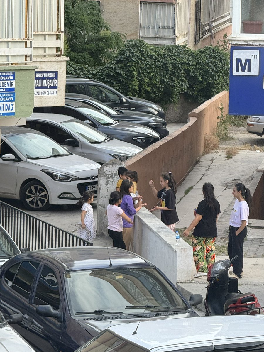 av_ugurtasci's tweet photo. Adliyenin yanında olan alım satım alanı kaldırıldı.fakat şimdi bina altları işgal edilmiş. insanların sosyal yaşam alanı yok edilmiş durumda. Belediye tarafından en ufak bir denetim de  yapılmıyor. @haliliye_bld @mehmetyetim63 @AvAhmetTuysuz @mcanpolatnet https://t.co/B0t2yVGHE8