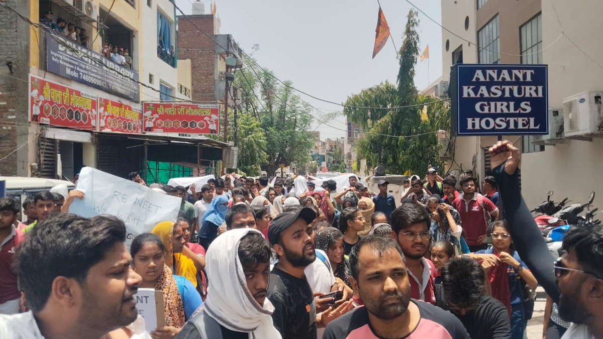MukeshBangra12's tweet photo. The youth in Kanpur have raised their voice against the NEET paper leak.

 The country's media should raise its voice against the NEET paper leak.

#NEET_परिक्षा_परिणाम 
#Neet_paper_रद्द_करो 
#NEET_Paper_leak
#NEETResult
NDA VS INDIA https://t.co/eYaFKBtvAn