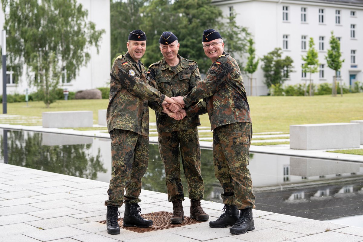 deutschemarine's tweet photo. Kommandeur @deumarfor Konteradmiral Stephan Haisch hat einen neuen Stellvertreter.
Bei einem Antreten heute Morgen in #Rostock übernahm Flottillenadmiral Thorste Marx das Amt des Deputy Commander von Flottillenadmiral Richard Kesten.
Alles Gute! 🫡
#WirSindMarine https://t.co/WDH6J4RfSd