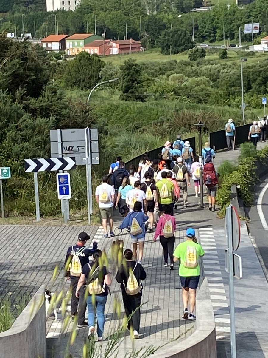 SOG_Galicia's tweet photo. ¡No podía ser de otra manera!

Maravilloso día en Santiago para caminar…. iniciativa de @SOG_Galicia para apoyar el ejercicio frente al cáncer.

Últimos 5 km del Camino de Santiago en el que estaban participando, oncólogos, pacientes y familiares https://t.co/4sR7lQfd9v