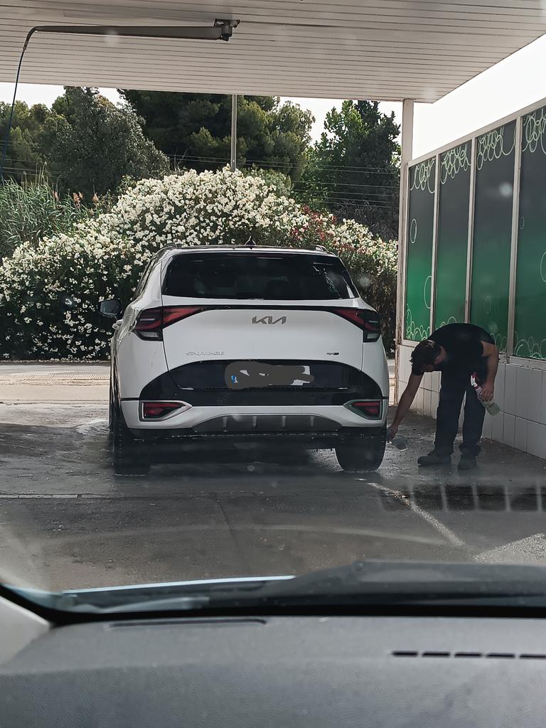 danygenza's tweet photo. No me aburro de este tema, cola de coches para lavar,y se ponen a secar o terminar de lavar,sin ningún tipo de solidaridad por la espera que ocasionan. https://t.co/oiF80GEpcM