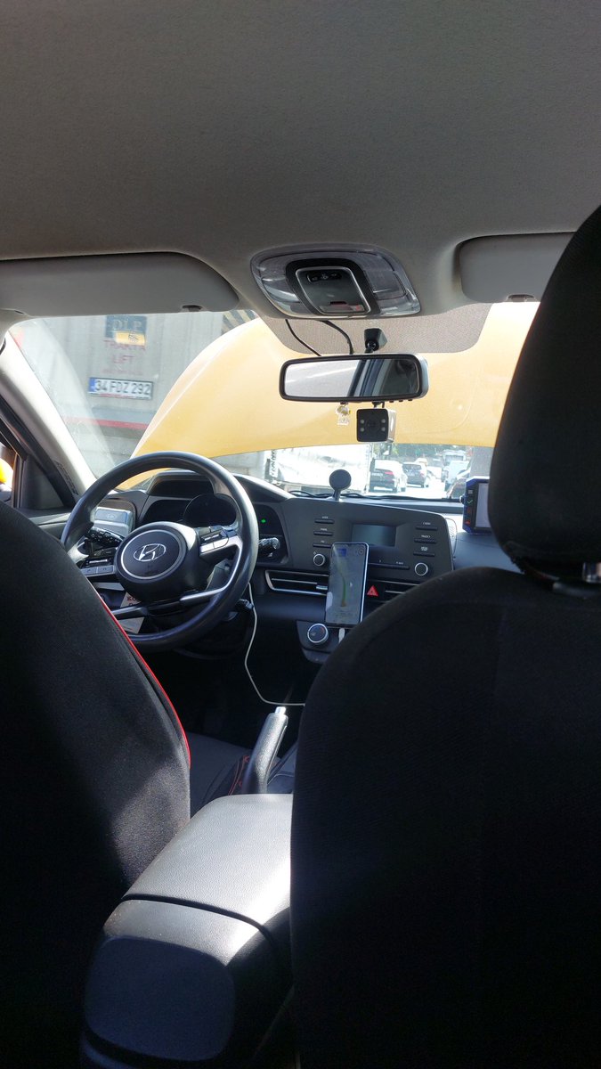 Bugün de güne anahtarı telefonu evde unutup hırsız gibi eve girerek ve geç kalınan işe giderken bozulan taksi ile başladım sizin gününüz nasıl başladı aq