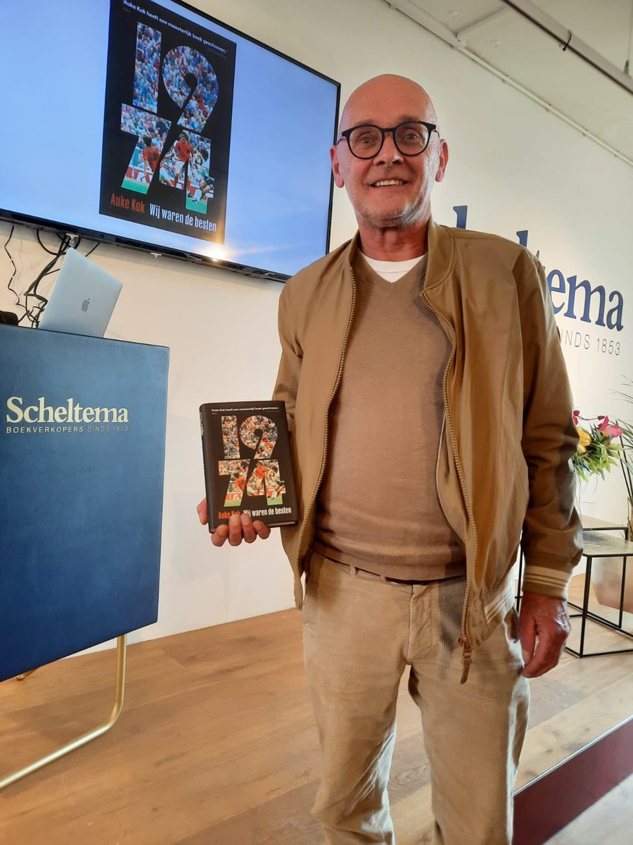 MarkGrijsbach's tweet photo. Vereerd met de overhandiging van het 1e exemplaar van de jubileumeditie van boek ‘1974, wij waren de besten’ uit handen van auteur Auke Kok. 20 jaar geleden won Auke met dit boek over het Ned. Elftal op het WK Voetbal 74 in Duitsland de Nico Scheepmaker Beker. Prachtig boek!! https://t.co/iCuLVfxit3