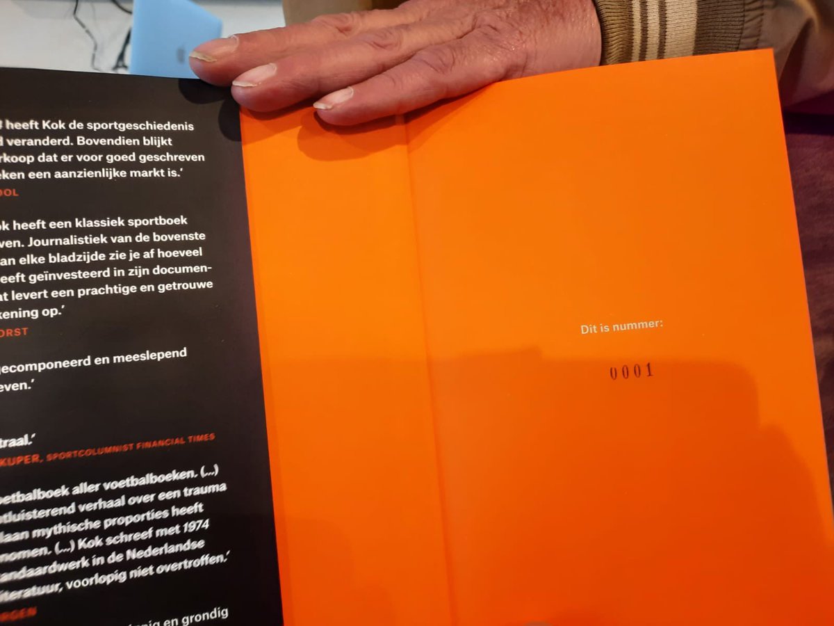 Vereerd met de overhandiging van het 1e exemplaar van de jubileumeditie van boek ‘1974, wij waren de besten’ uit handen van auteur Auke Kok. 20 jaar geleden won Auke met dit boek over het Ned. Elftal op het WK Voetbal 74 in Duitsland de Nico Scheepmaker Beker. Prachtig boek!!