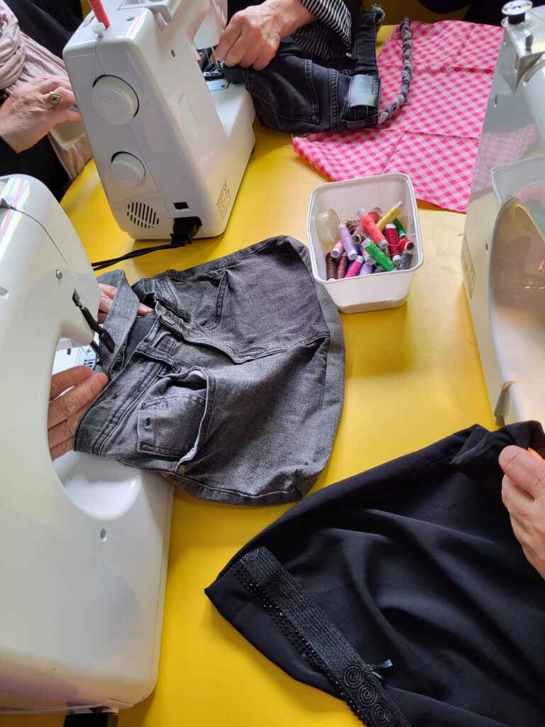 Zelf met mode aan de slag? Kom naar het Bloemhof Festival! 🥻🧥👗

Afgelopen weken zijn de vrouwen van Stichting Bruggen Slaan hard bezig geweest met het upcyclen van oude kleding...

Lees meer via  👉  shorturl.at/IvDYh

#OnsBloemhof