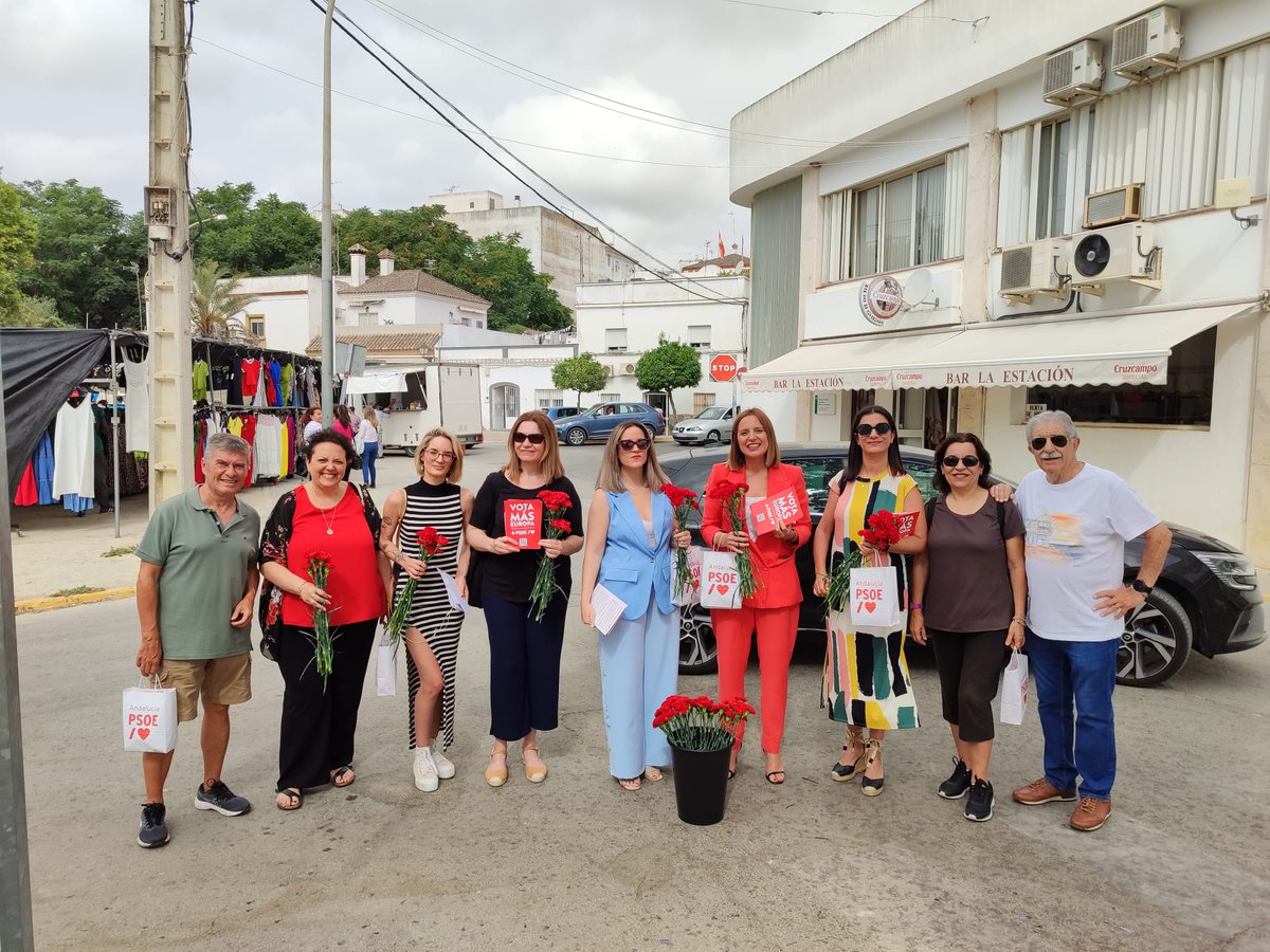 PSOE_ARCOS's tweet photo. 🇪🇺 CREEMOS EN EUROPA Y LO DEMOSTRAMOS SALIENDO A LA CALLE

🌹 Los y las Socialistas hemos salido hoy al Barato de Arcos a contar nuestras propuestas para el Parlamento Europeo a la gente de Arcos.

🇪🇺 Por que nos jugamos mucho y porque queremos #MasEuropa https://t.co/COl7C9Z0H1