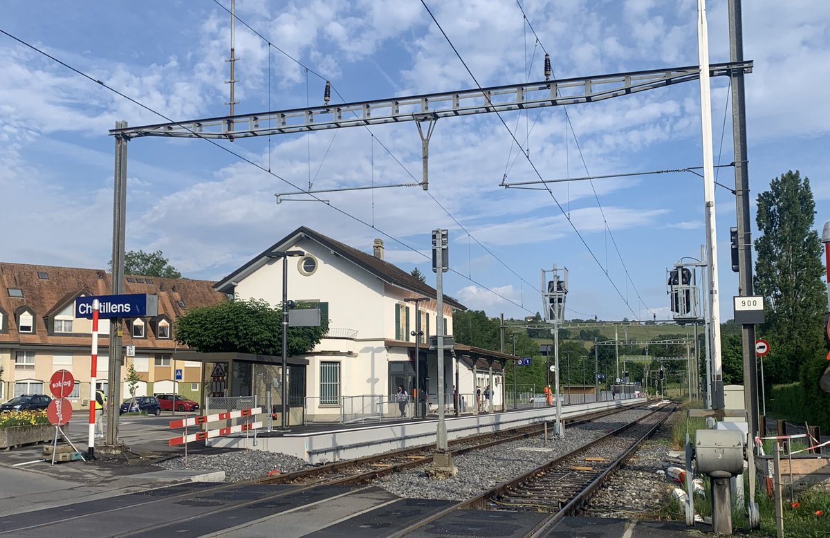 Deux gares rénovées ont été inaugurées ce vendredi 7 juin 2024, dans le cadre des travaux de modernisation des lignes de la Broye : Châtillens et Palézieux-Village. Henniez et Granges-Marnand suivront cet été. news.sbb.ch/fr/medias/arti…