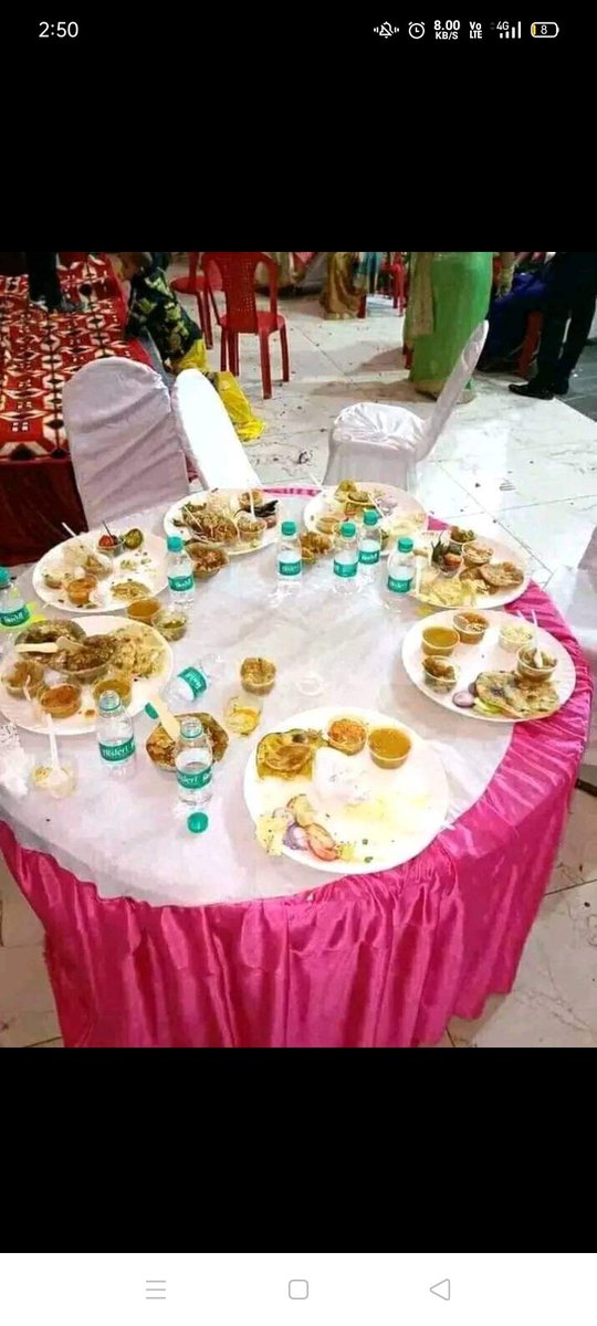 SharadS06384343's tweet photo. आज विश्व खाद्य दिवस है बहुत सारे ऐसे परिवार है जो एक वक्त के लिए भोजन को तरसते हैं और कितनी मेहनत करते हैं तब जाकर उनको एक  वक्त का भोजन मिलता है दूसरी तरफ ऐसे लोग जो भोजन की बर्बादी करते हैं निवेदन आप क अन्न बर्बाद के कई भुखे सो जाते हैं फेंके नहीं किसी जरुरतमंद को दे दीजिए अन्न https://t.co/xiAIVdMt26