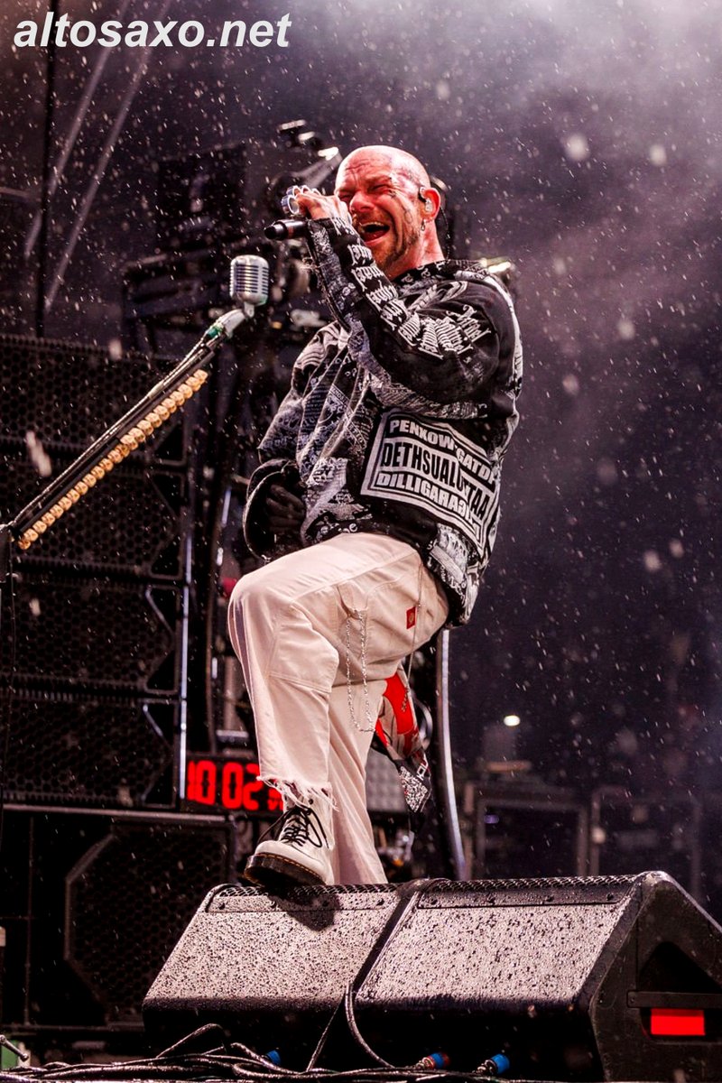 Ivan Moody Performs 'The Bleeding' Acoustic at Best Buy, image size:800x1200